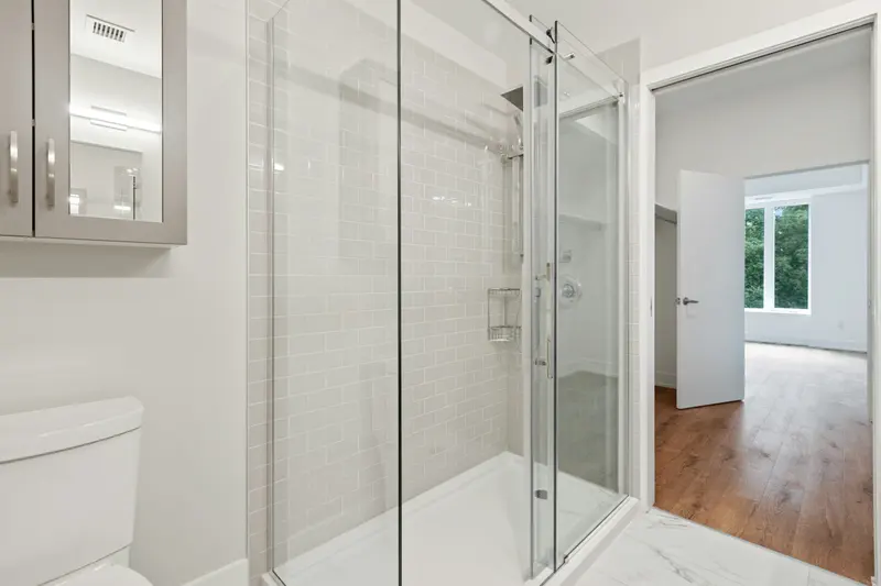 Box de banheiro com porta de vidro transparente